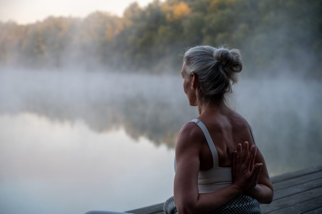 Meditation am ruhigen Wasser