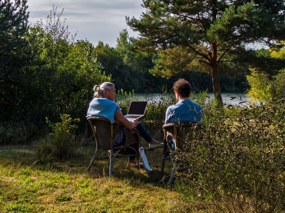Zwei Personen am See arbeiten
